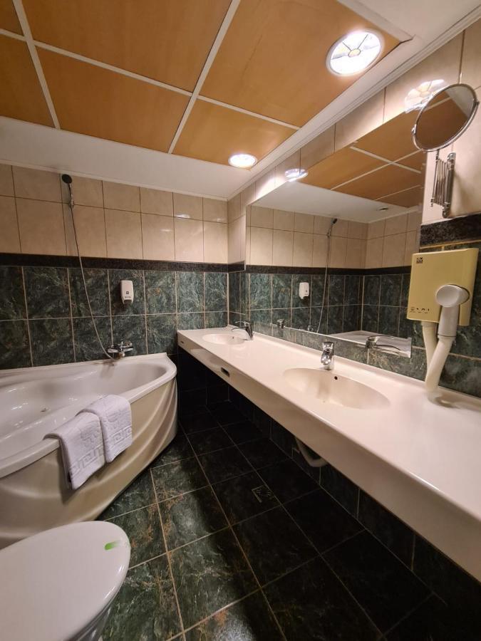 Hotel Mojo Bucarest Esterno foto