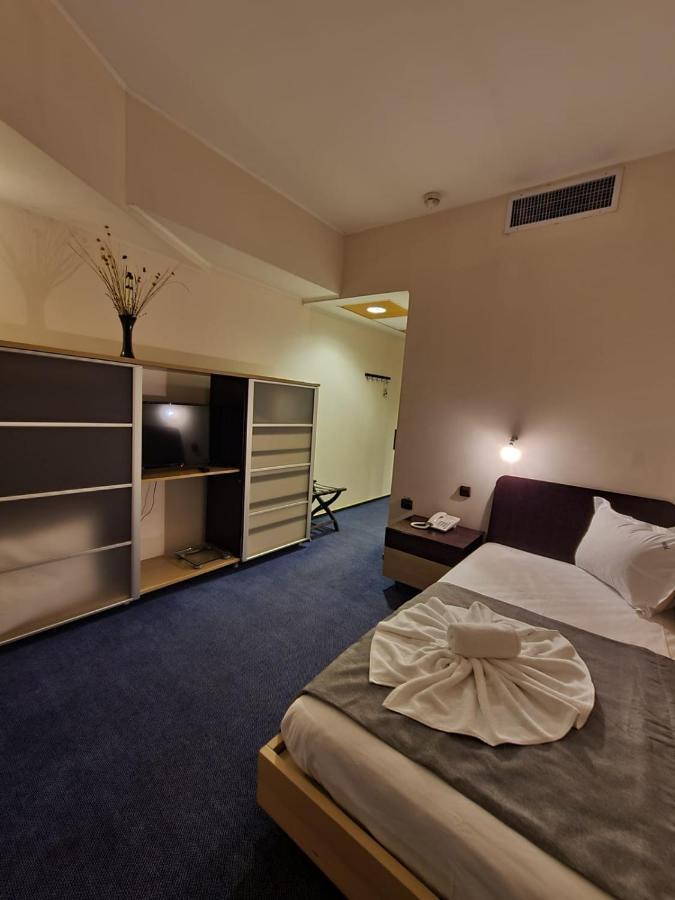 Hotel Mojo Bucarest Esterno foto